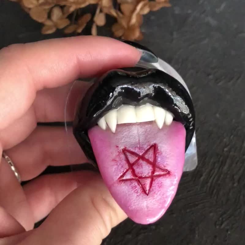 黑色恶魔般的嘴唇胸针 - 其他 - 塑膠 黑色