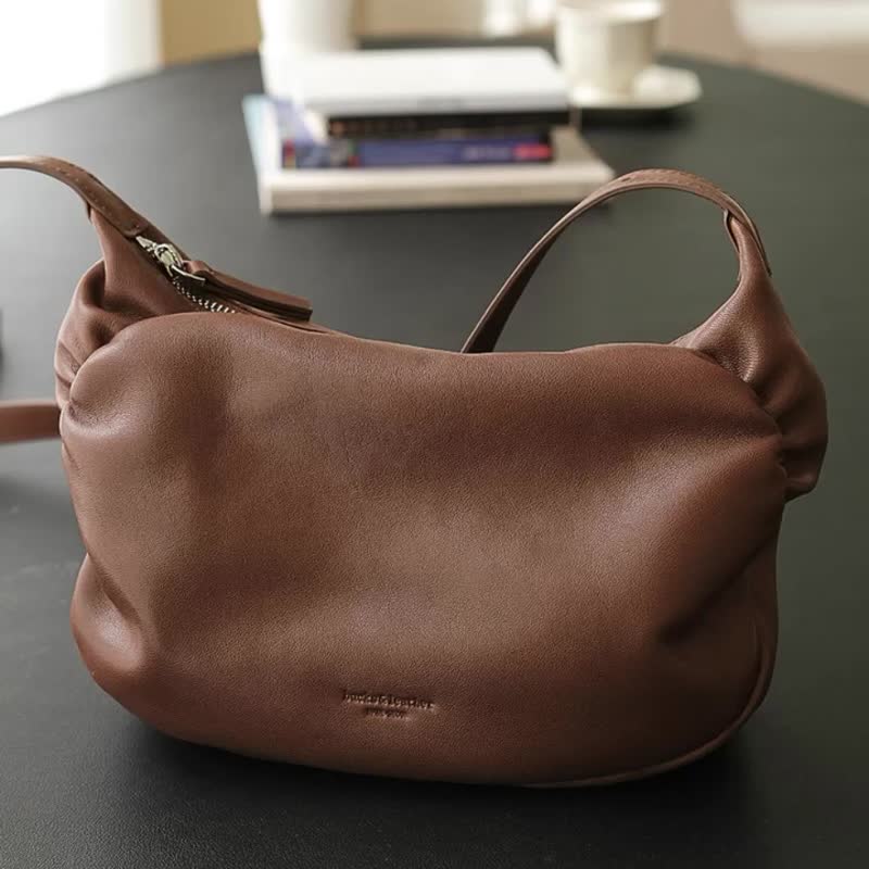 sobag Korean version of high-grade leather commuter crossbody cloud bag simple texture hand-held shoulder casual dumpling women's bag - กระเป๋าแมสเซนเจอร์ - หนังแท้ สีนำ้ตาล