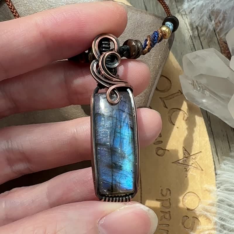 WW297 Fully hand-woven Bronze retro aged wire wrap labradorite pendant - สร้อยคอ - ทองแดงทองเหลือง สีนำ้ตาล