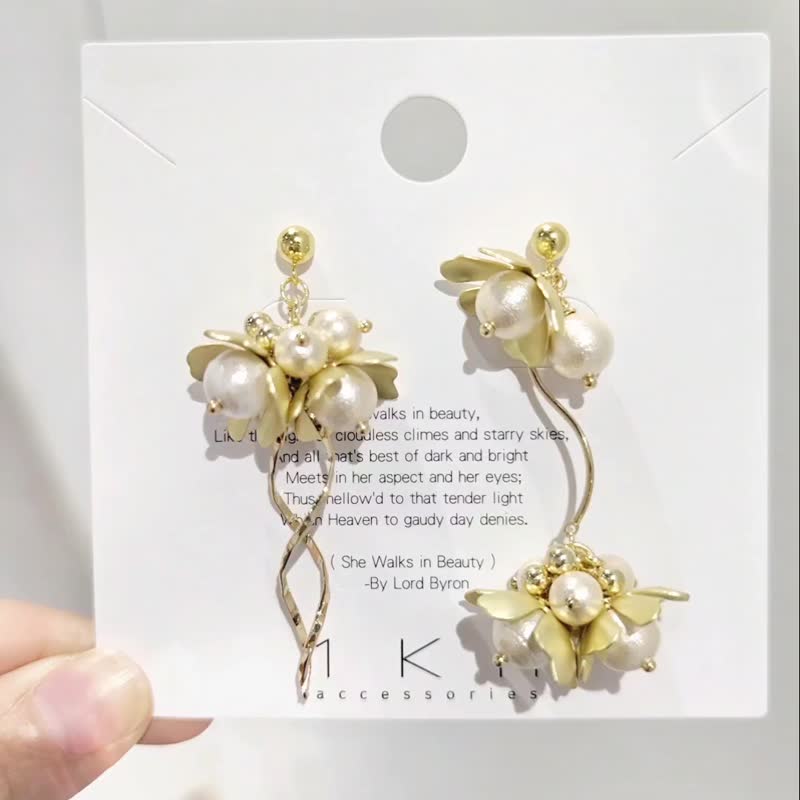 1KM plot twists and turns Pearl matt gold flower asymmetrical earrings - ต่างหู - โลหะ 