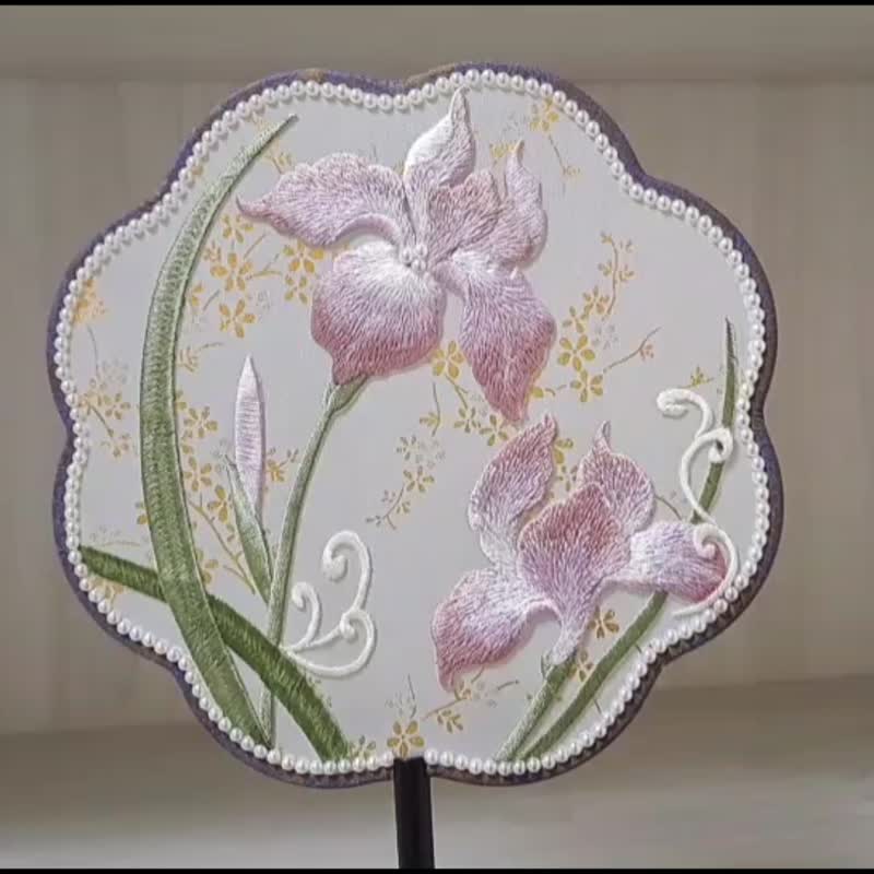 燙金仿刺繡宮扇【淺紫色鳶尾花】~送黑色扇架 - 扇子 - 繡線 紫色
