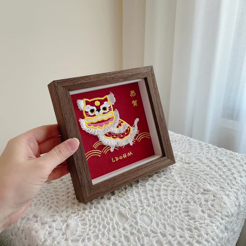 【貓咪醒獅】廣東醒獅 刺繡畫|實木|轉運神獸 吉祥好寓意 - 相框/畫框 - 棉．麻 紅色