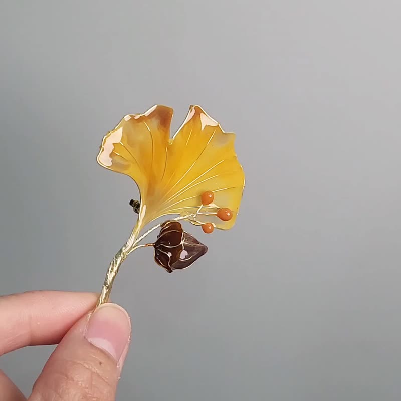 Gingko and acorn brooch - Dipping art flowers - เข็มกลัด - เรซิน สีเหลือง