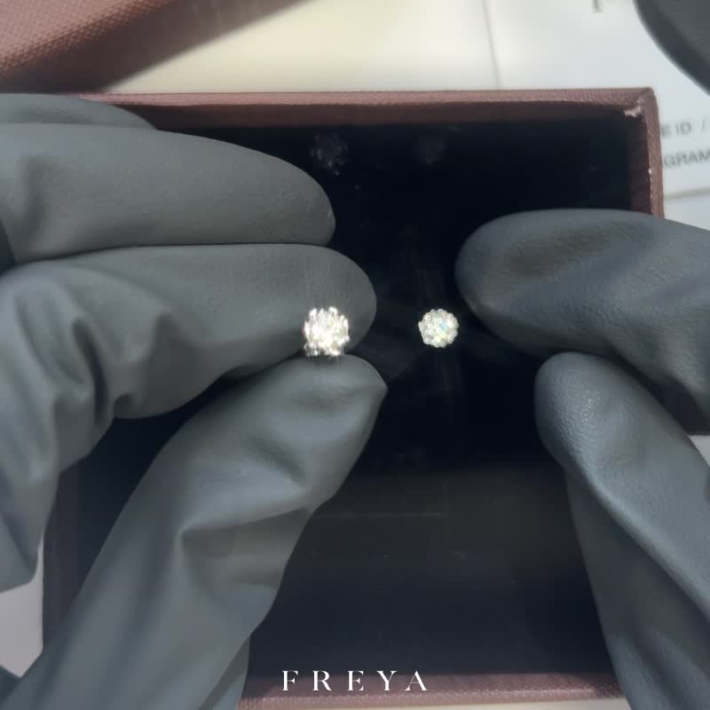 FREYA 50分莫桑花瓣耳釘  925銀 - 耳環/耳夾/耳骨夾 - 純銀 