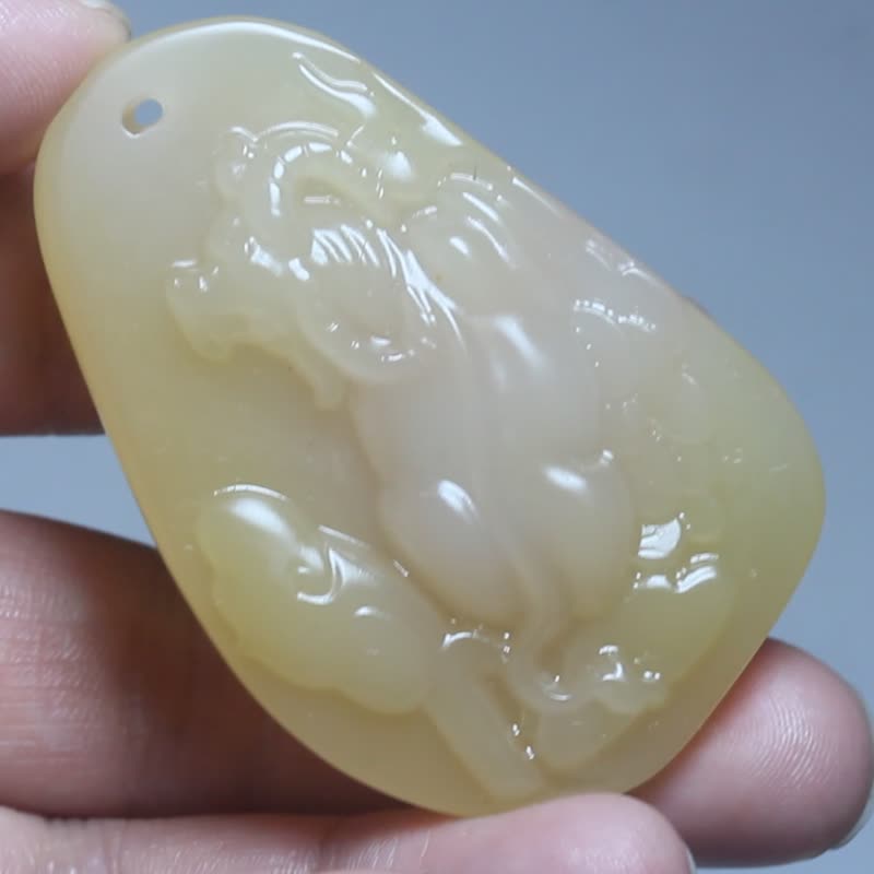 【牛氣沖天】天然黃蠟石 吊墜項鏈 掛件 飾品 送禮 玉墜 - 項鍊 - 玉石 黃色