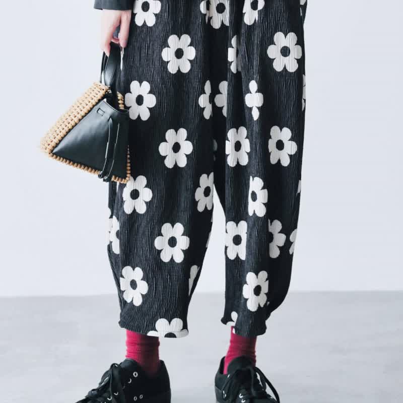 Black and white floral crumpled casual pants/carrot pants - Women's Pants - Other Materials Black