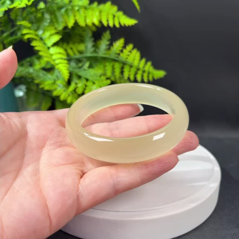 冰青玉手鐲 59+MM 溫潤淺黃 碳酸鹽質玉手環 鐲形秀氣 光澤細膩 - 手鍊/手環 - 玉石 黃色