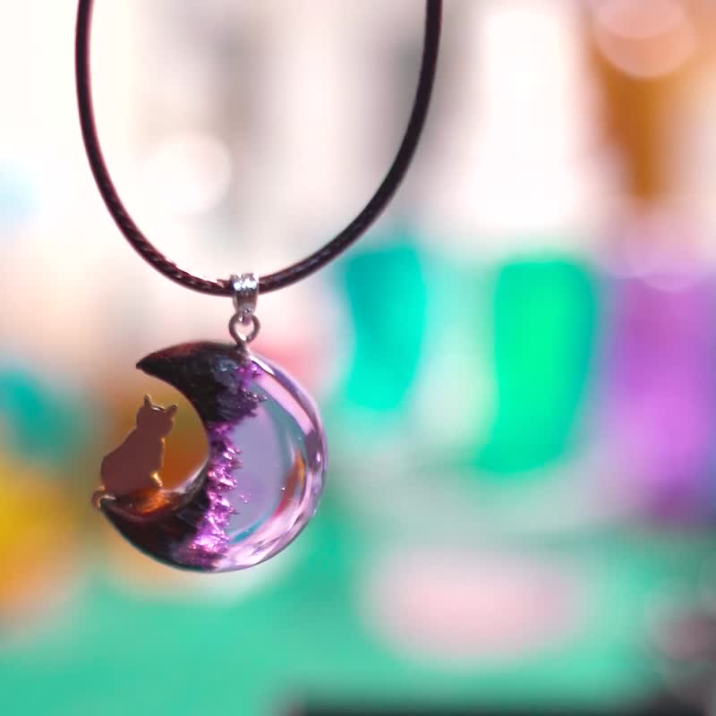 Necklace resin wood | The Moon : SITTING CAT - Necklaces - Wood Multicolor