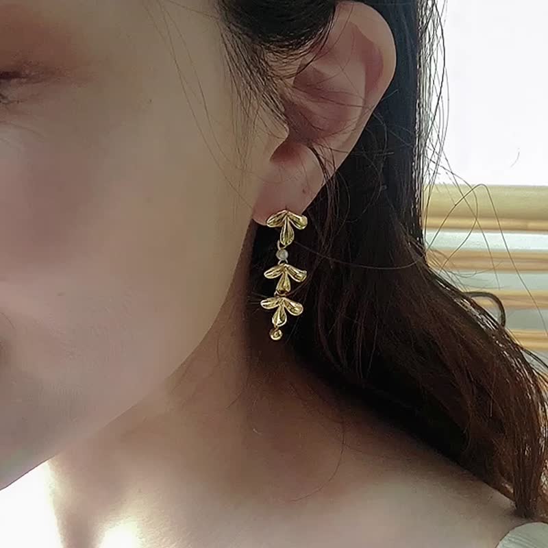 LUNARIA - Yueyu* Pearl anti-allergic sterling silver earrings Japanese style 18K gold clover earrings - Earrings & Clip-ons - Copper & Brass Gold