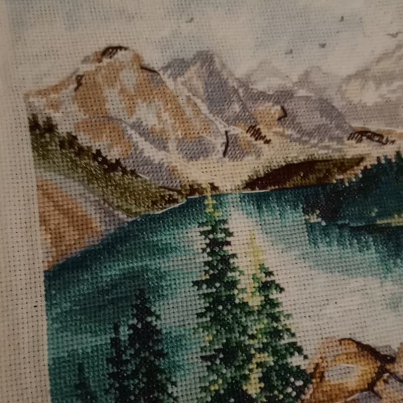 Handmade Moraine Lake painting, Canadian landscape wall art, for home decor, fin - 壁貼/牆壁裝飾 - 繡線 多色