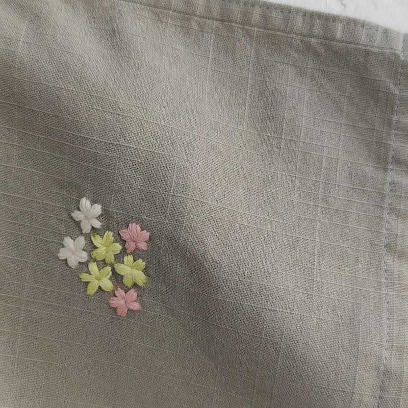 Earth Gray - 淺色棉質刺繡花朵夏季襯衫 - 女上衣/長袖上衣 - 棉．麻 灰色