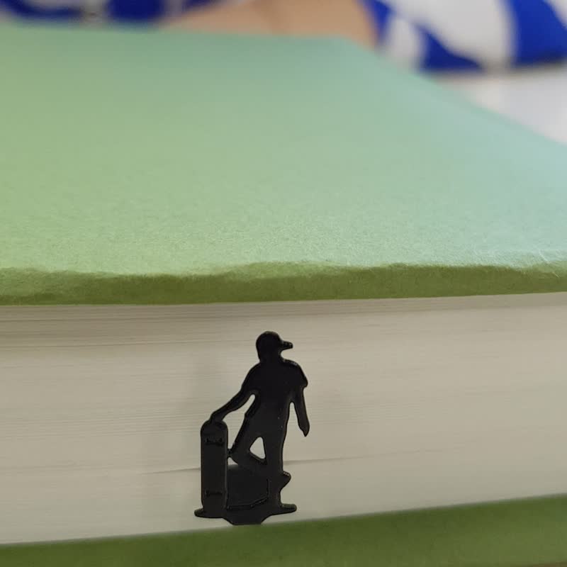 Black Metal Skateboarder Bookmark – Urban Street Style Page Holder - 書籤 - 其他金屬 黑色