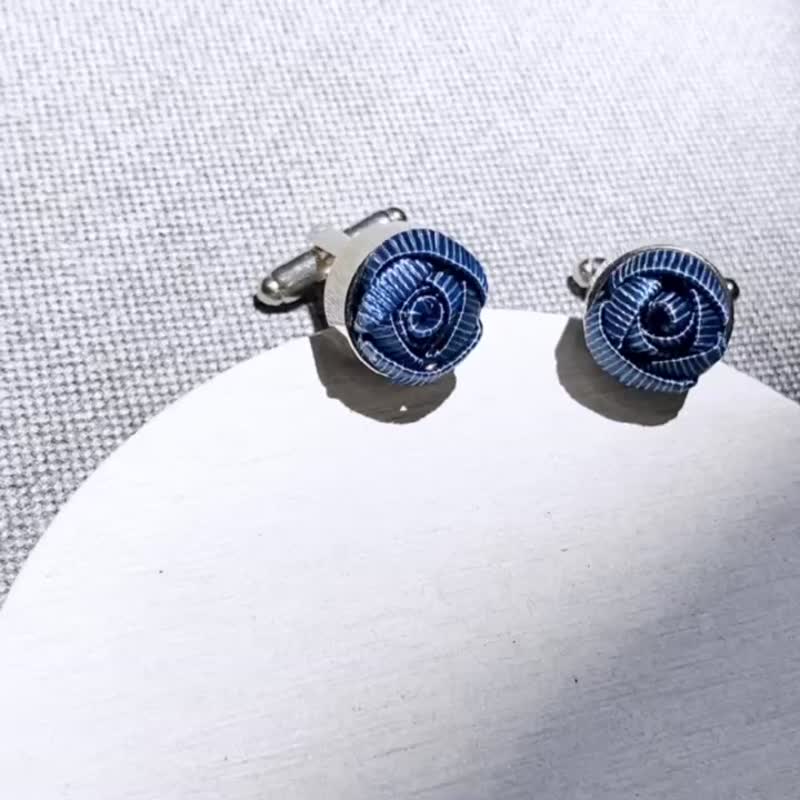 Re-Re蠶絲金工—藍紋中玫瑰袖扣 - 袖扣 - 絲．絹 藍色