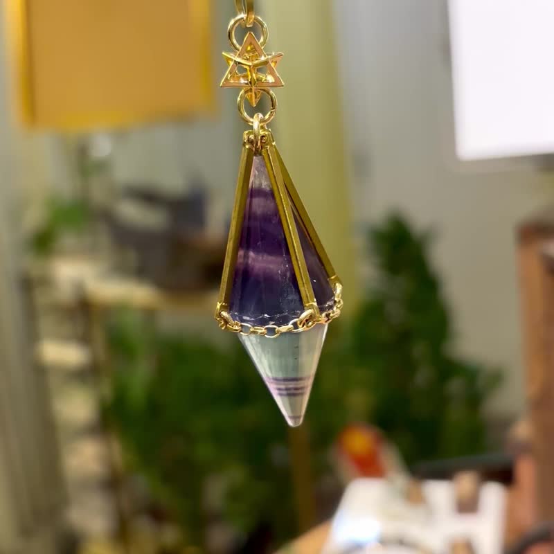 一圖一物 螢石靈擺項鍊 長頸鏈 神秘 魔法 夢幻 手作 聖誕禮物 - 項鍊 - 銅/黃銅 多色