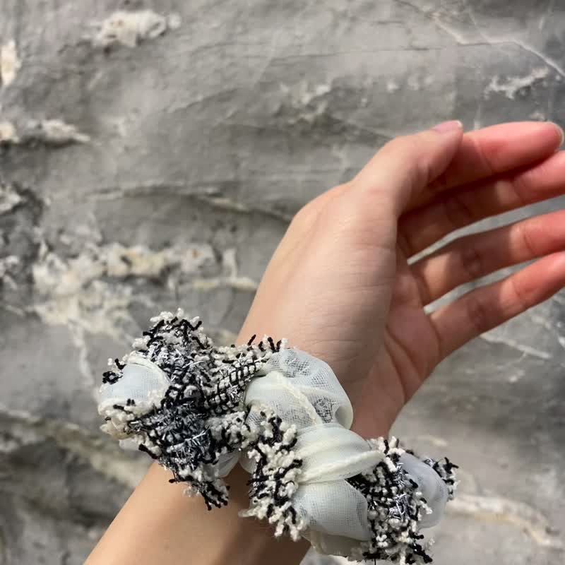 Xiaoxiangfeng Thousand Island Check Noble Large Scrunchie Hair Tie - Hair Accessories - Other Man-Made Fibers Black