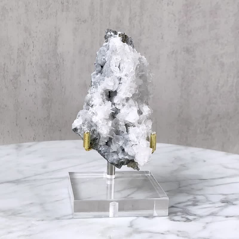 花瓣方解石共生砂糖水晶 // 舒緩思緒 淨化空間 // 贈底座 - 擺飾/家飾品 - 水晶 白色