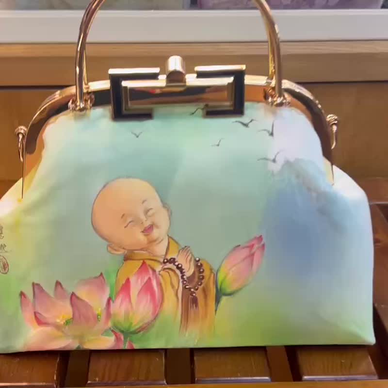 Hand-painted fine kiss lock bag by a well-known Taiwanese artist: Little Novice's Happy World ready-made - Messenger Bags & Sling Bags - Silk Multicolor