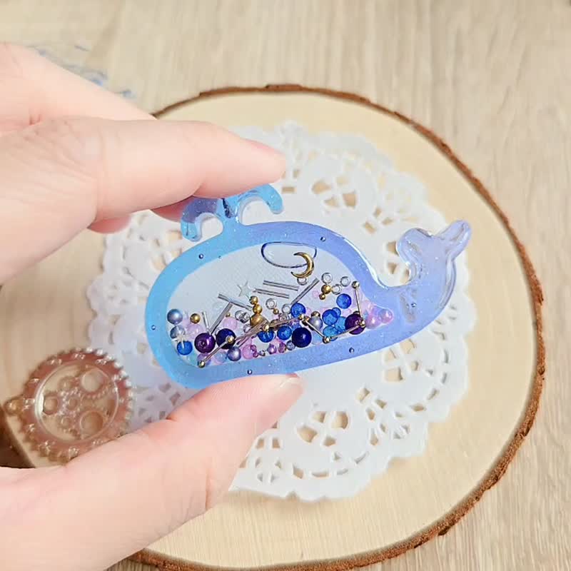 Yanyu handmade key ring pendant quicksand starry sky gradient whale night sky stars moon Big Dipper - ที่ห้อยกุญแจ - เรซิน สีน้ำเงิน