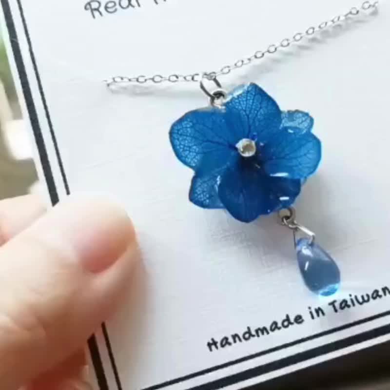 Real flower necklace/hydrangea necklace/ preserved flowers/Czech glass bead/ - สร้อยคอ - พืช/ดอกไม้ หลากหลายสี