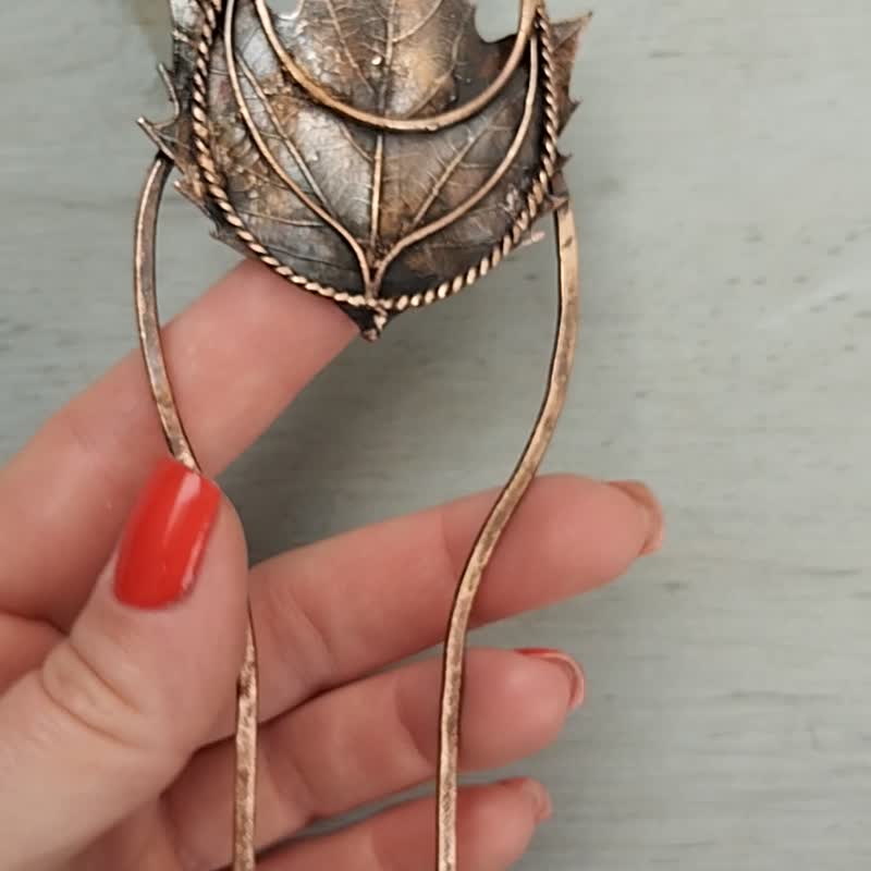 Handmade Copper Hair Fork – Crescent Moon Hair Accessory with Real Maple Leaf - 髮夾/髮圈 - 銅/黃銅 
