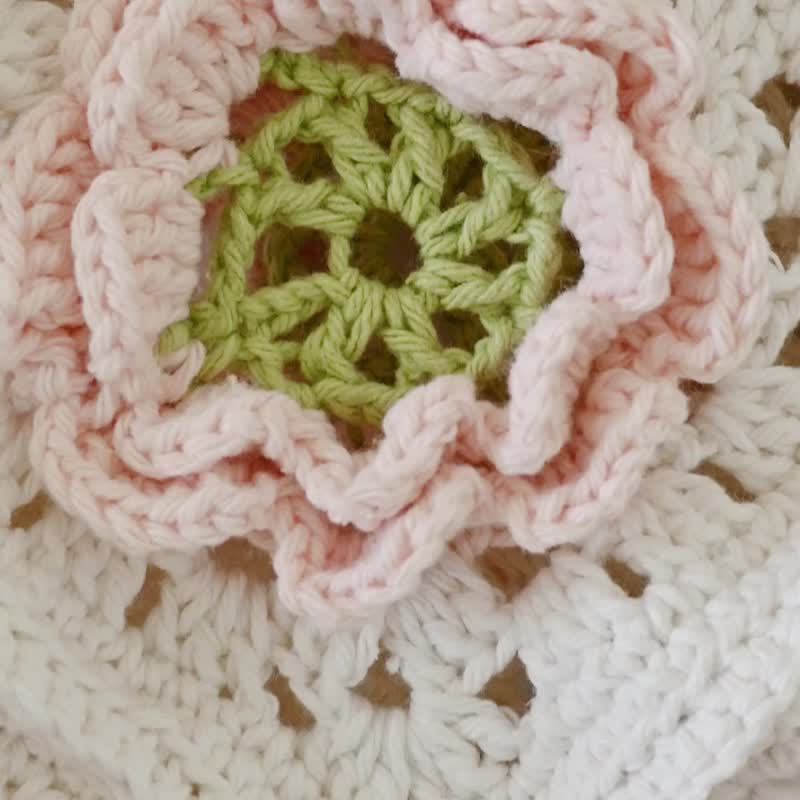 Flower crochet granny square shoulder bag - กระเป๋าถือ - ผ้าฝ้าย/ผ้าลินิน สึชมพู