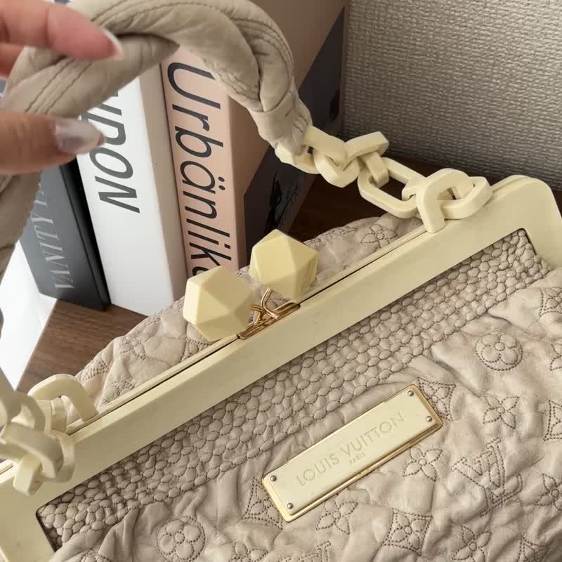 LOUIS VUITTON 路易威登 菱格紋 粉霧奶油色 雲朵手拿包 - 側背包/斜背包 - 真皮 銀色