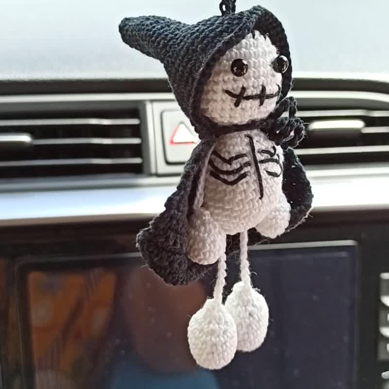 Crochet car hanging doll skeleton, Halloween gift, car decor for Halloween - 鑰匙圈/鑰匙包 - 棉．麻 黑色