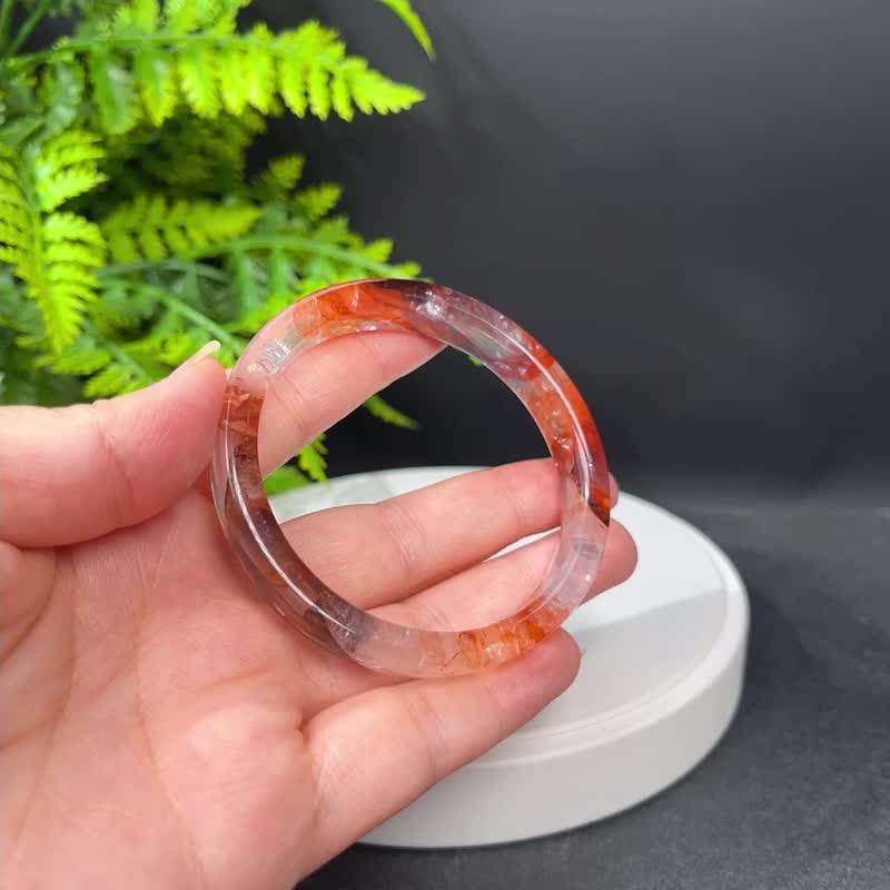 畢業級 鴆羽幽靈水晶手鐲 58MM 冰透滿景牛血紅膠花手環 個人魅力 - 手鍊/手環 - 水晶 紅色
