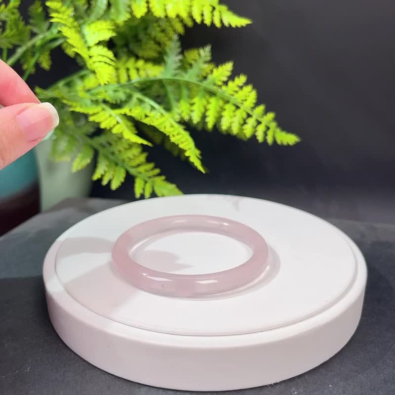 莫桑比克粉晶手鐲55MM 冰透玫瑰芙蓉冰飄閃片淺粉水晶手環 稱膚色 - 手鍊/手環 - 水晶 粉紅色