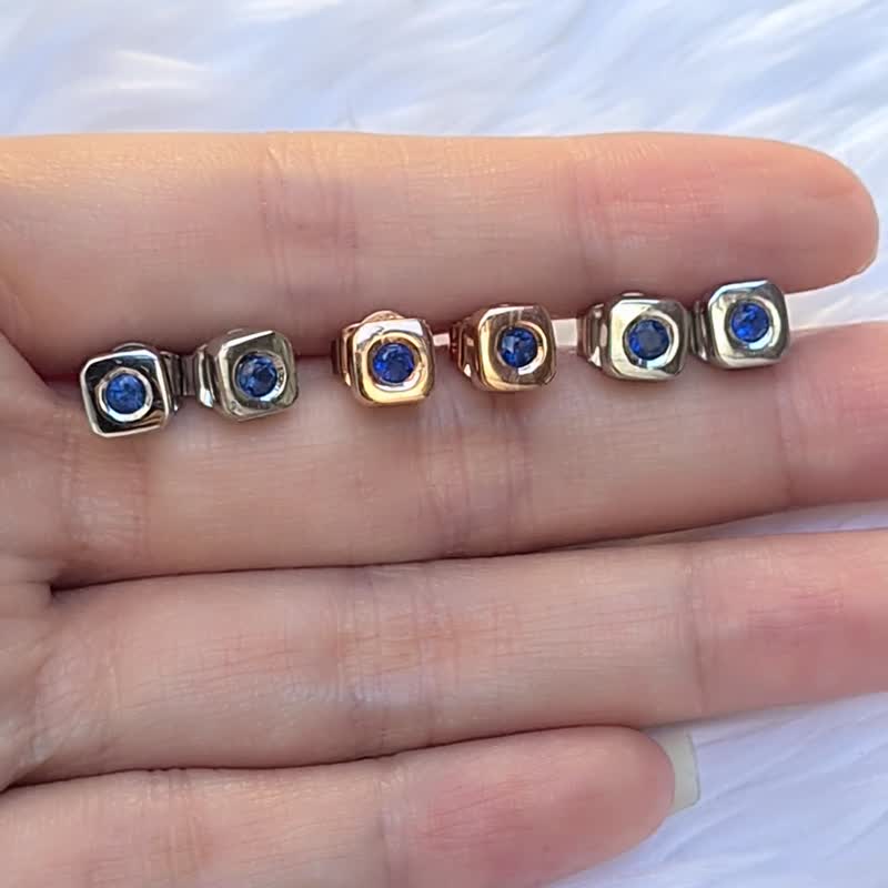 【換季特賣】Natural Blue Sapphire size 3 mmplatinum plated silver unisex earrings - Earrings & Clip-ons - Gemstone Blue
