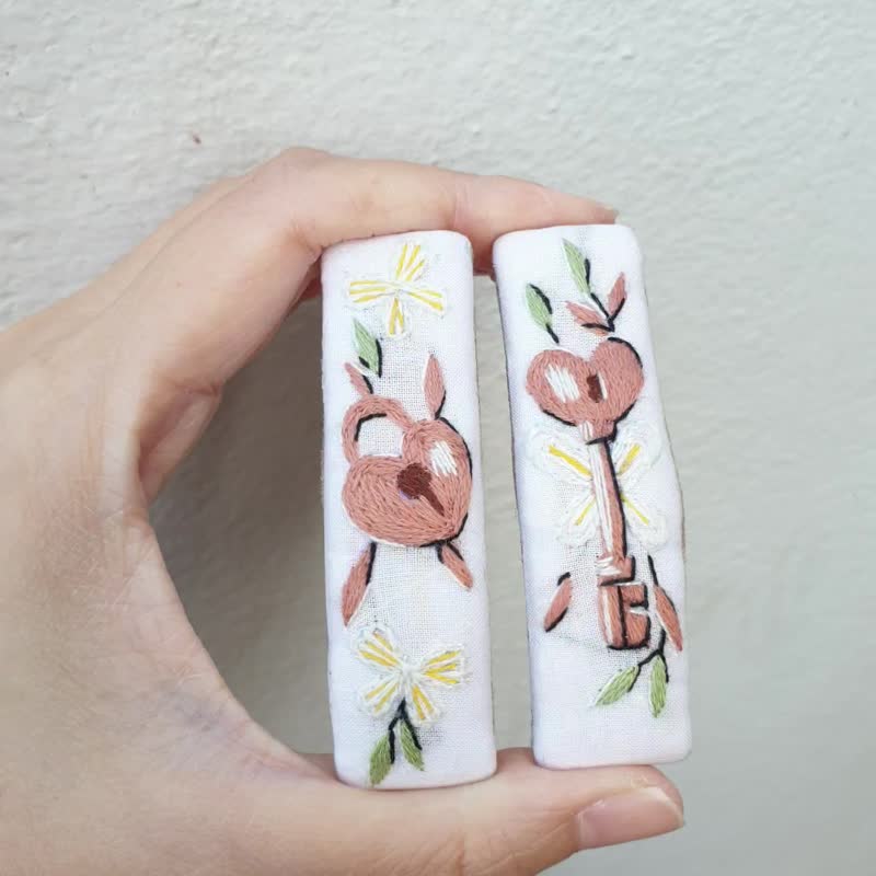 手刺繍のスノーマンヘアクリップ ( 2点セット ) - ヘアアクセサリー - フラックス ホワイト