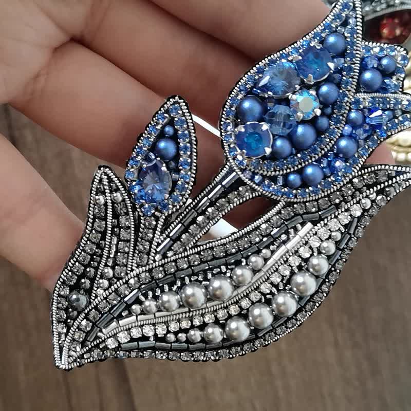 Tulip flower jewelry brooch beaded, blue flower - 胸針 - 玻璃 藍色