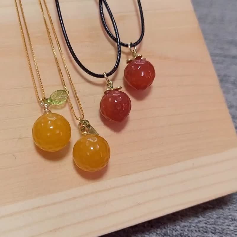【親翠】天然南紅 香甜橙 | 香甜草莓皮繩鎖骨鏈 甜美可口 - 項鍊 - 玉石 多色