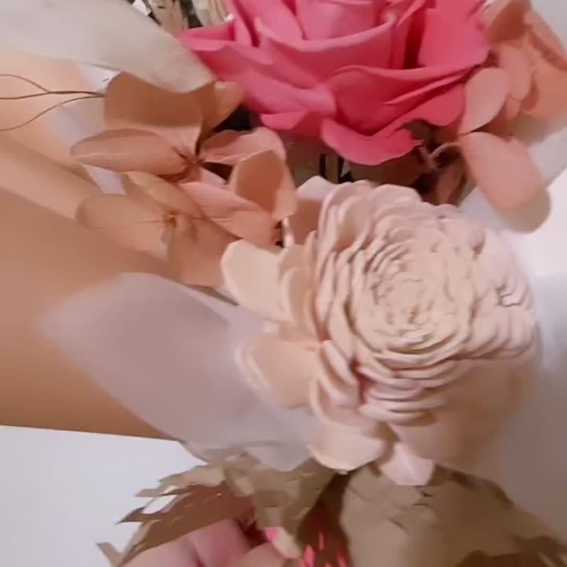 Gentle and graceful pink and beige color with kraft paper and beige packaging of eternal rose bouquet - ช่อดอกไม้แห้ง - พืช/ดอกไม้ สึชมพู