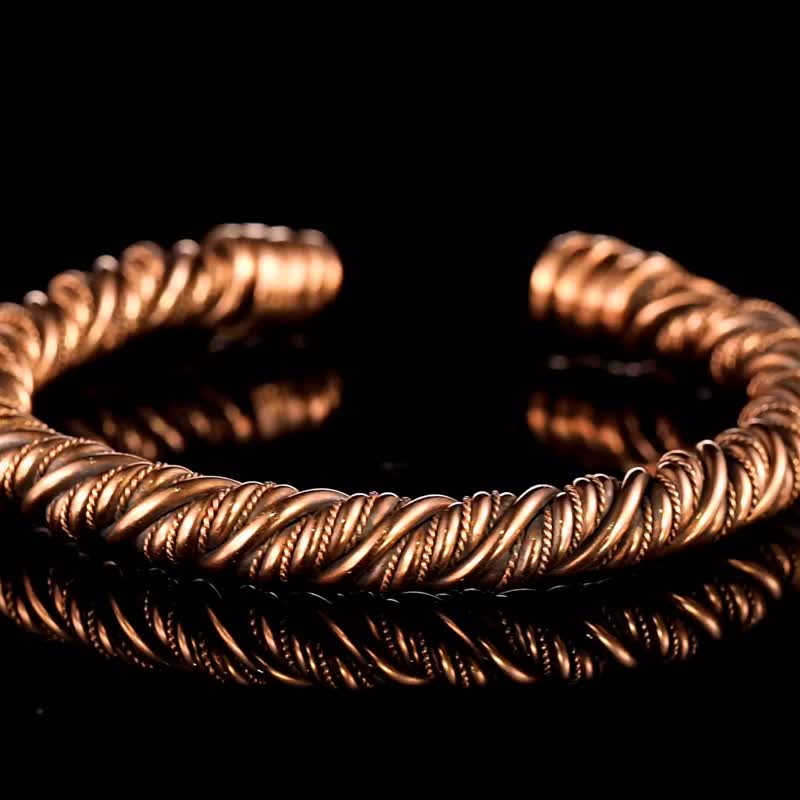 Woven copper wire cuff bracelet Antique style handcrafted copper jewelry - 手鍊/手環 - 銅/黃銅 金色