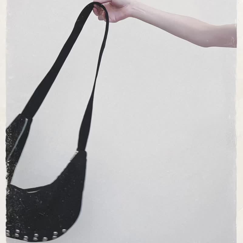 LARGE STUDDED DENIM HOBO BAG 黑色牛仔布鉚釘流浪漂流人包 - 側背包/斜背包 - 棉．麻 黑色