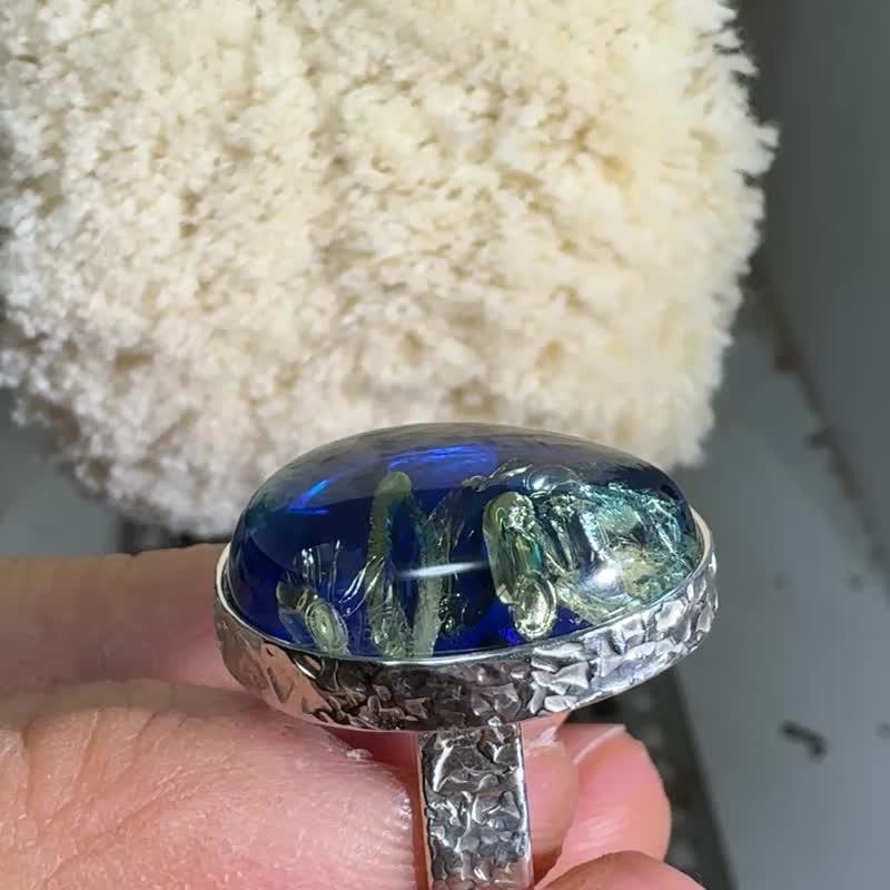4.5號尺寸戒指 手工銀戒鑲嵌藍琥珀與天然閃光石 - 戒指 - 半寶石 藍色