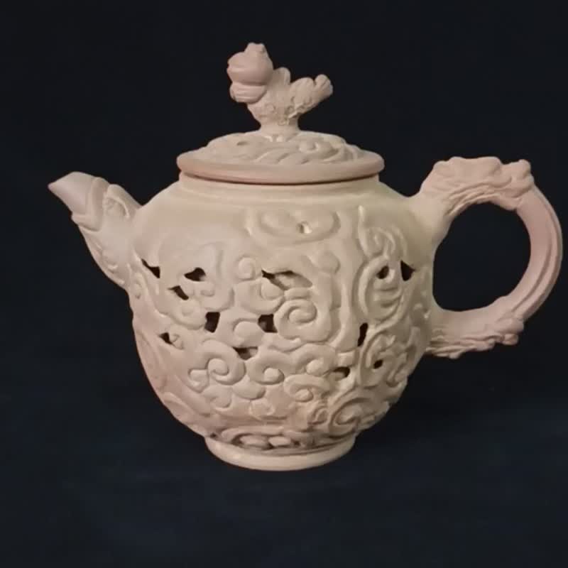 The double-layered teapot is hollow and carved with a unicorn auspicious cloud totem to attract wealth and pray for blessings. - ถ้วย - ดินเผา หลากหลายสี