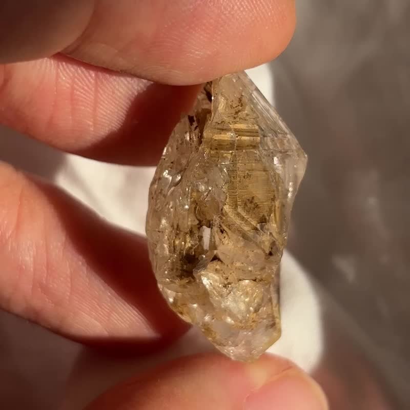 黃泥骸骨 多泥 骨干 閃靈鑽 水晶 天然礦物晶 礦石標本 礦標 原石 - 擺飾/家飾品 - 水晶 金色