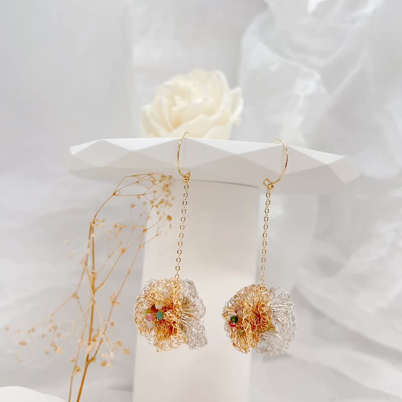 [Metal braid series] Small flower ball honeysuckle pendant outlines braided ear needles and Clip-On earrings - Earrings & Clip-ons - Semi-Precious Stones Gold