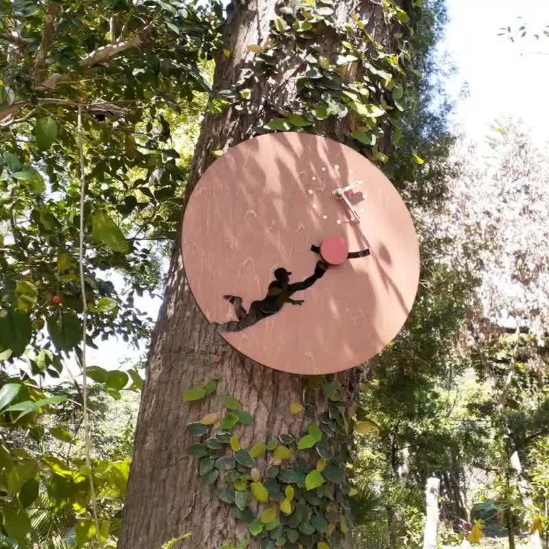 Handmade wooden creative clock with a good ball in the pocket - นาฬิกา - ไม้ สีนำ้ตาล