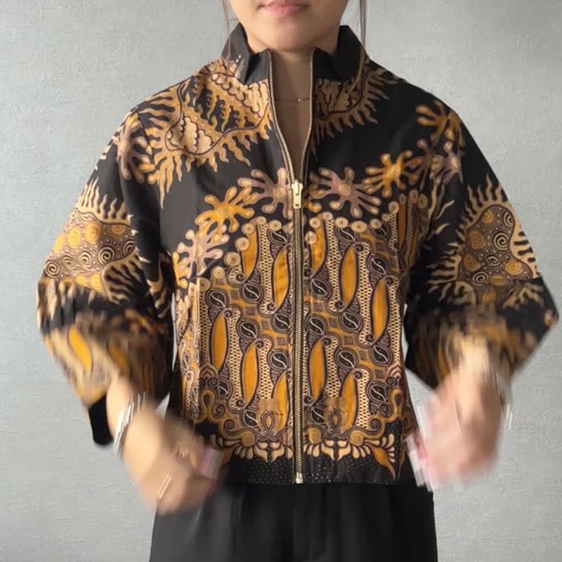 YURA Batik Zip Up Outer - Black Gold - YUR007 - เสื้อผู้หญิง - ผ้าฝ้าย/ผ้าลินิน สีดำ