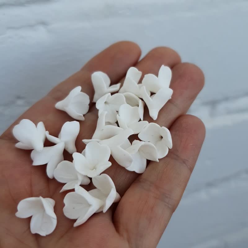 White flowers beads with three petals 1,5 cm, Floral beads Supplies, Beads clay - 零件/散裝材料/工具 - 塑膠 白色