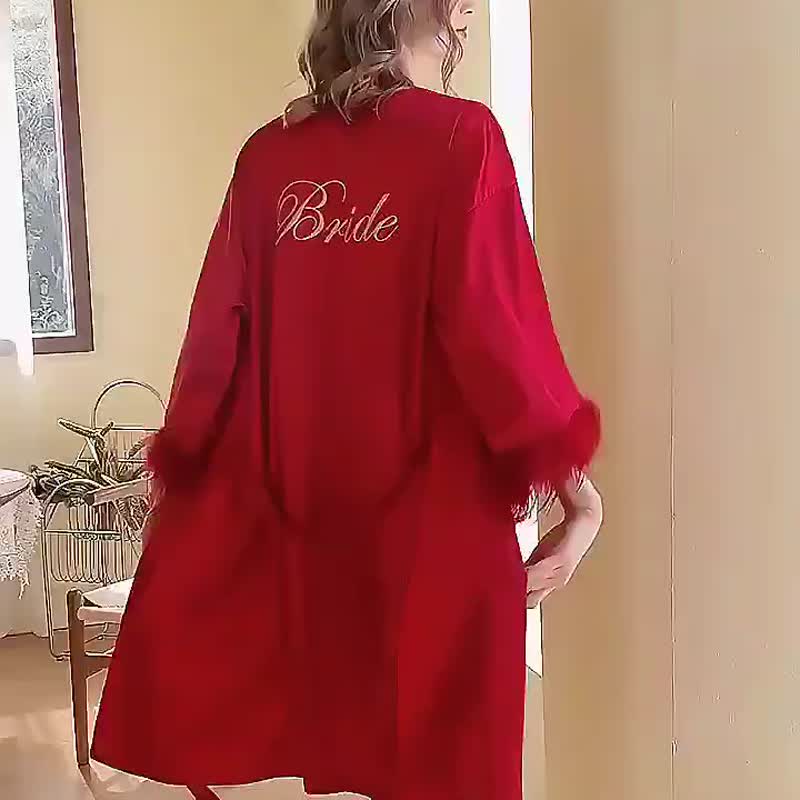 [Customized gift] Bridal Shower embroidered feather bathrobe/nightgown + nightgown - ชุดนอน/ชุดอยู่บ้าน - ผ้าไหม ขาว