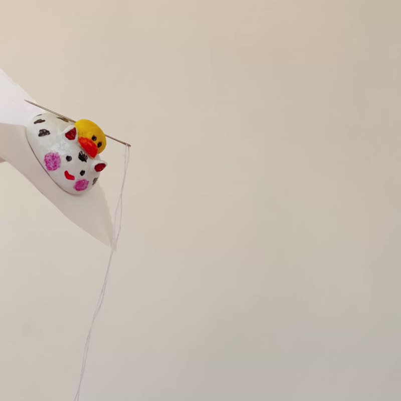 Magnetic needle minder for embroidery and cross stitch White cow with duck on th - 零件/散裝材料/工具 - 黏土 白色