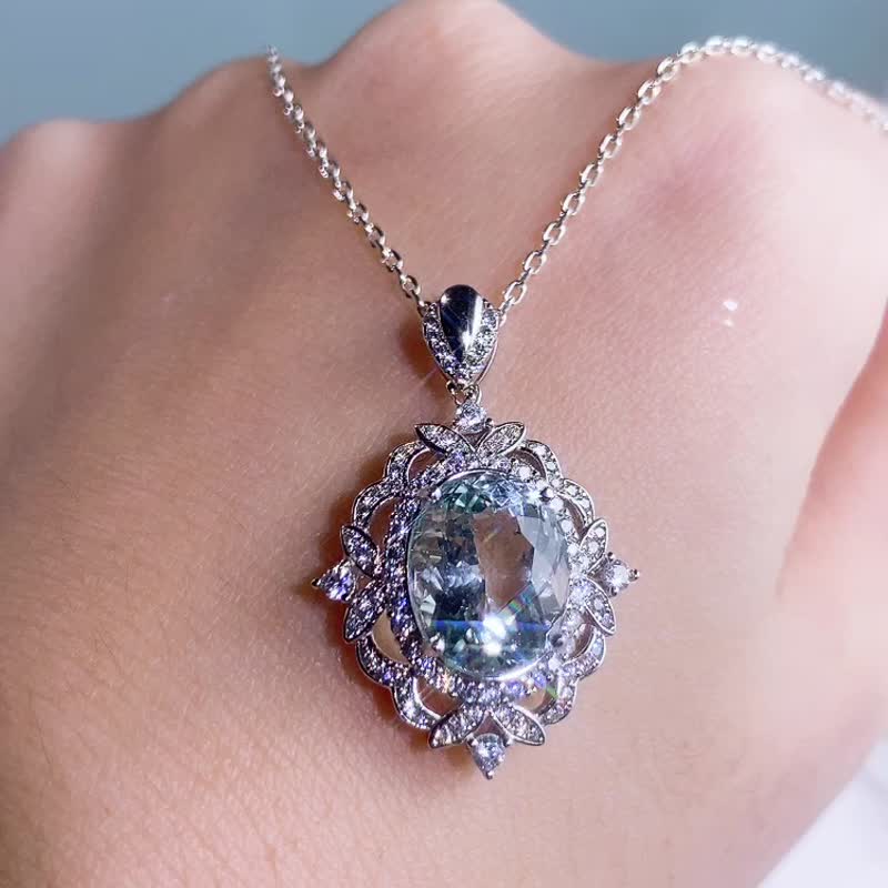 Fine aquamarine oval cut European vintage 5 carat aquamarine classic and elegant - Necklaces - Gemstone Blue