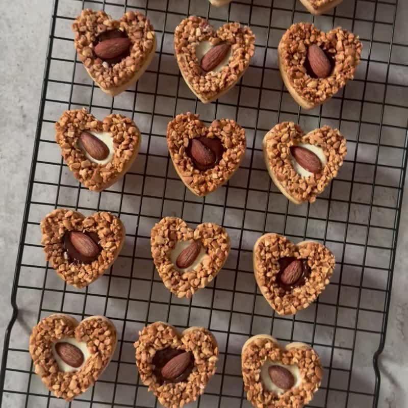 Small wreath cookies. S-Cookie Original - Handmade Cookies - Fresh Ingredients Khaki