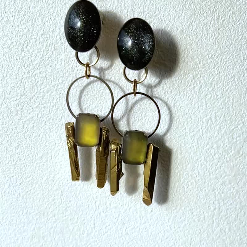 Galaxy 2way earrings /dark/ Interchangeable nebula yellow - ต่างหู - วัสดุอื่นๆ สีเหลือง