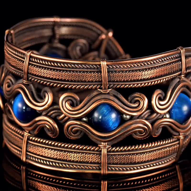 Copper wire bracelet with natural falcon eye, 7th Wedding Anniversary gift - สร้อยข้อมือ - เครื่องเพชรพลอย สีน้ำเงิน