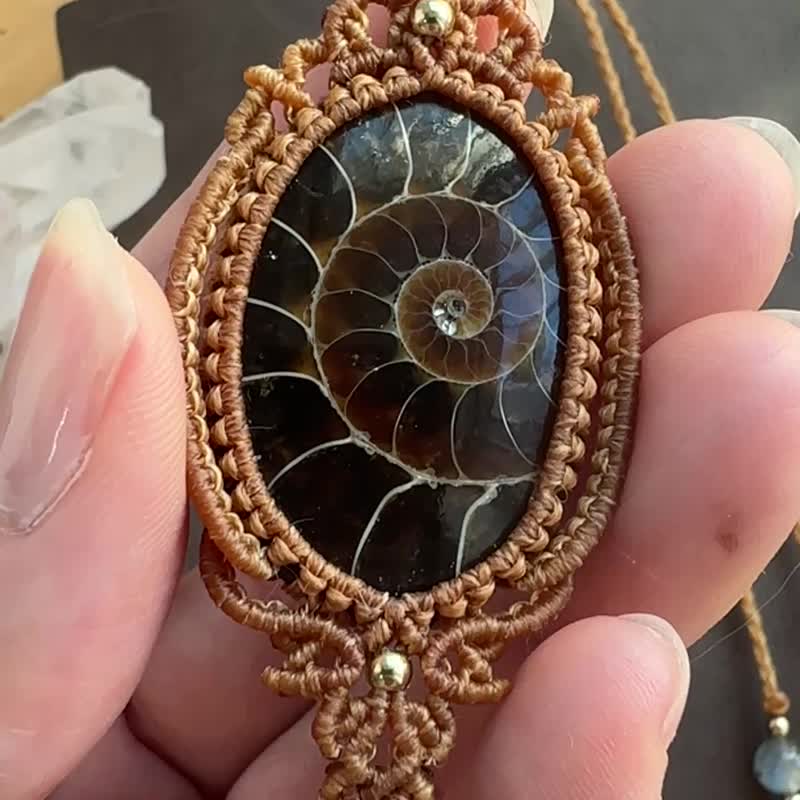 N1189 民族風 蠟線編織 菊石 月亮石 銅珠 頸鏈 (可調長度) - 項鍊 - 寶石 咖啡色
